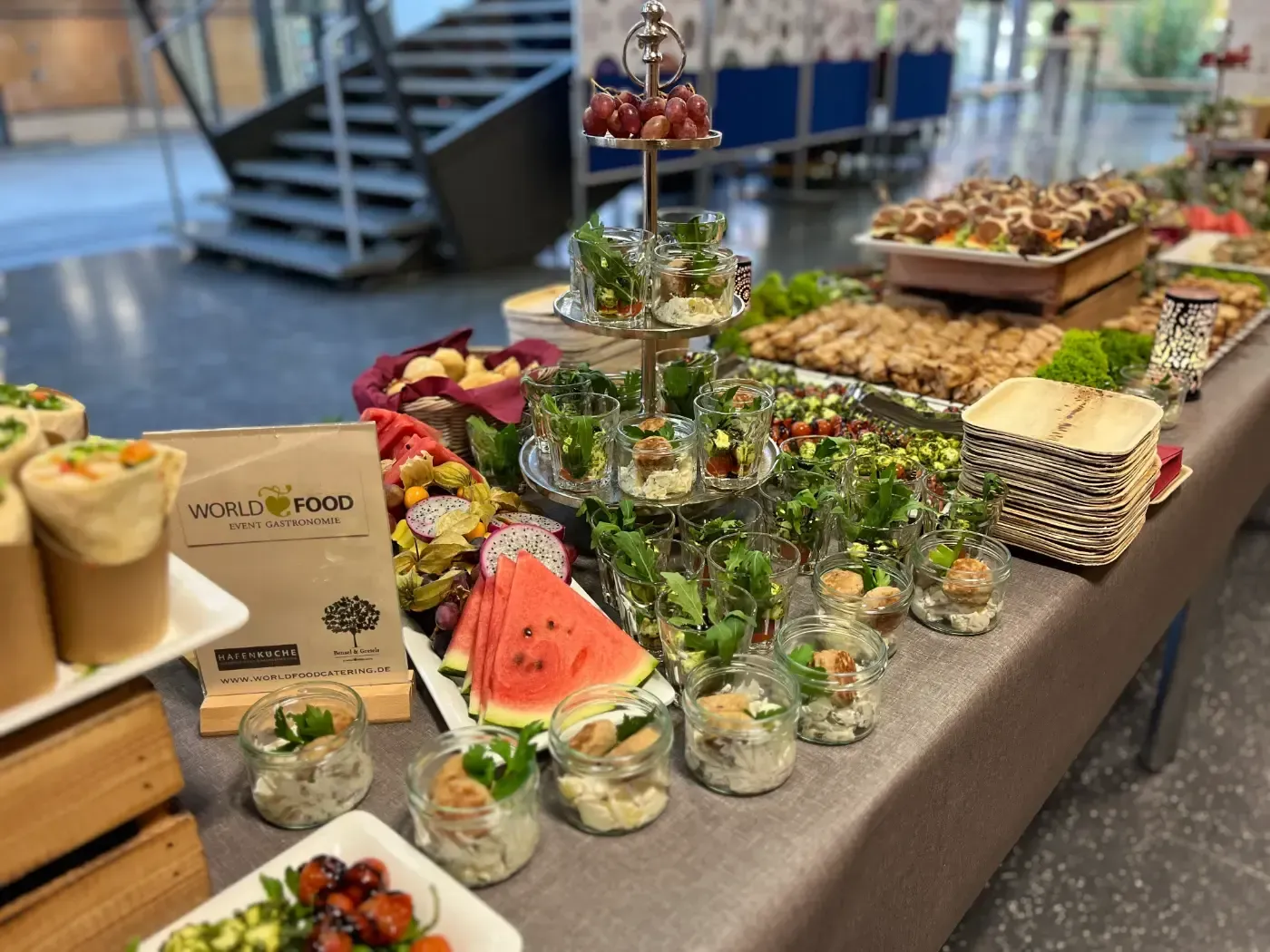 Ein Buffettisch mit einer Auswahl an Speisen und Getränken.