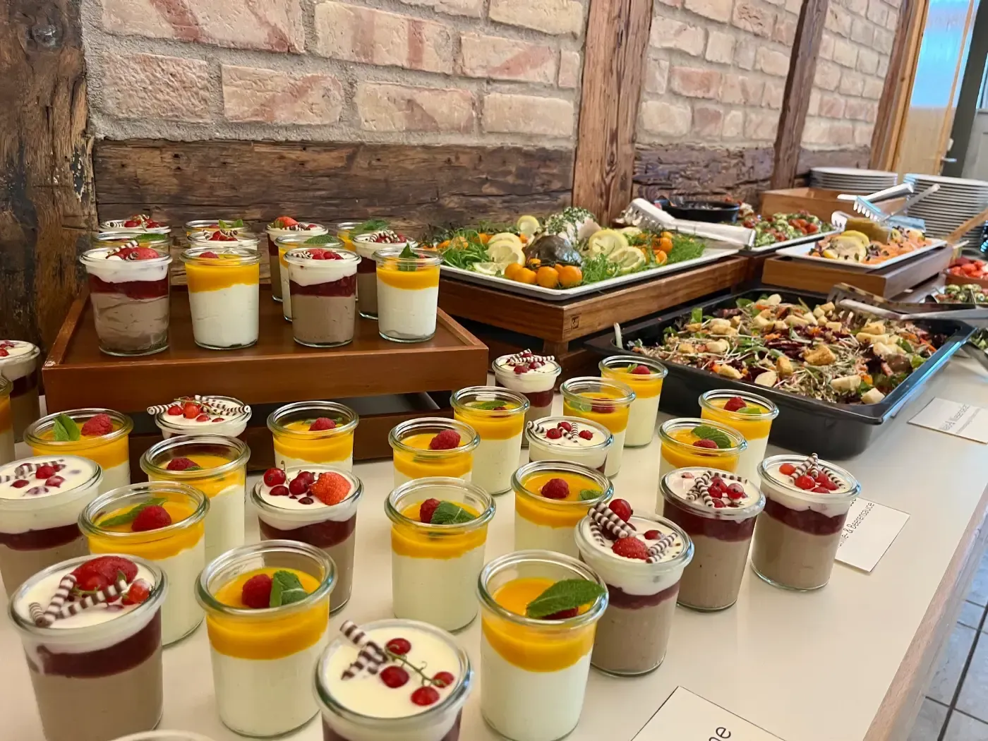 Ein Buffet mit vielen Desserts und Gemüse.