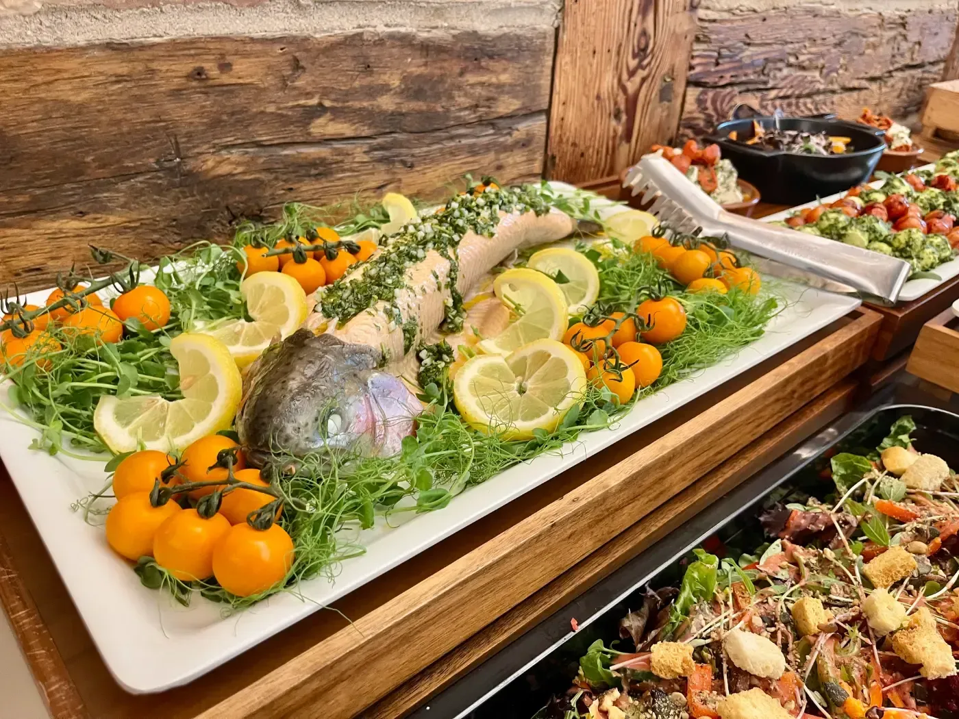 Ein Buffettisch mit einer Auswahl an Speisen.