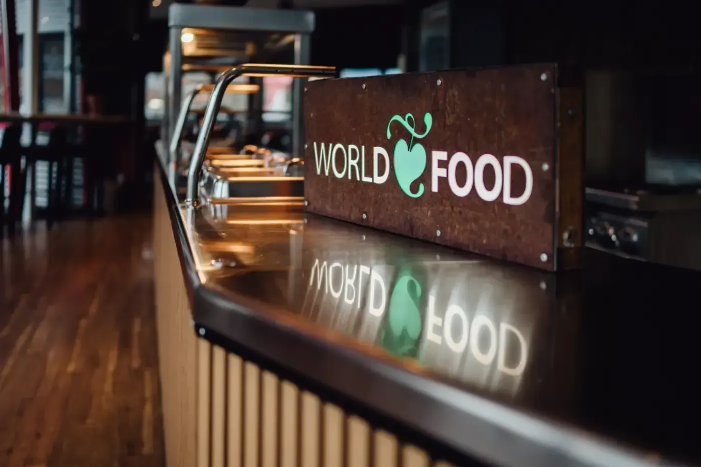 Eine Restauranttheke mit einem Schild mit der Aufschrift „Weltküche“.