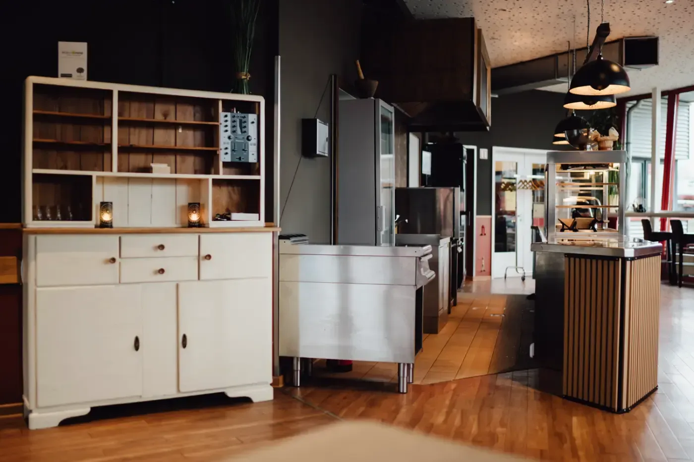 Eine Küche mit einem weißen Schrank und einem Edelstahlschrank