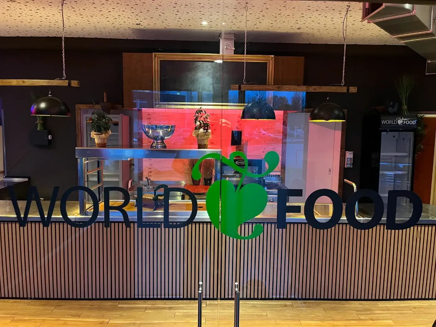 Ein Restaurant mit einem Schild mit der Aufschrift „World Food“