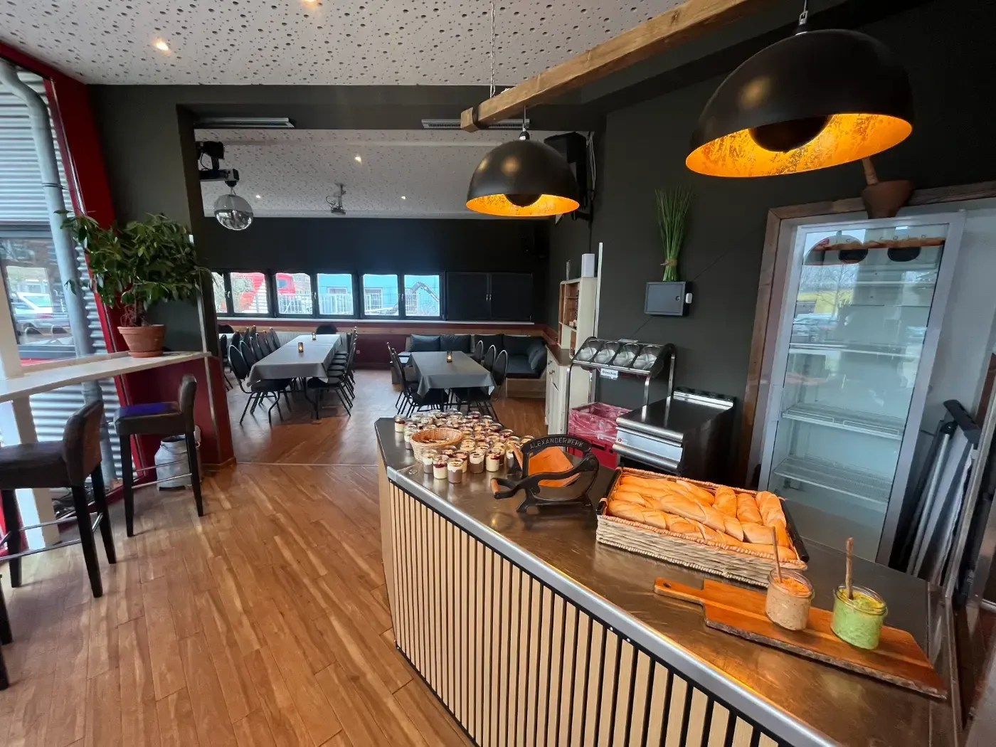 Ein Restaurant mit langer Theke und Kühlschrank.