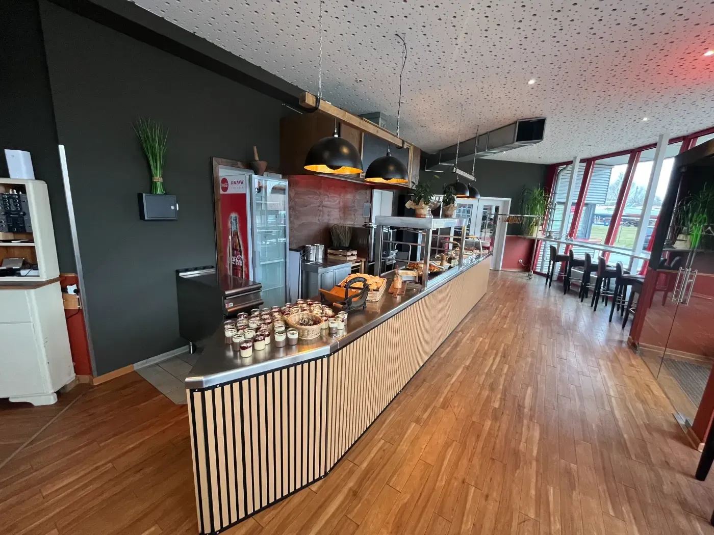 Eine lange Holztheke in einem Restaurant mit viel Essen darauf.