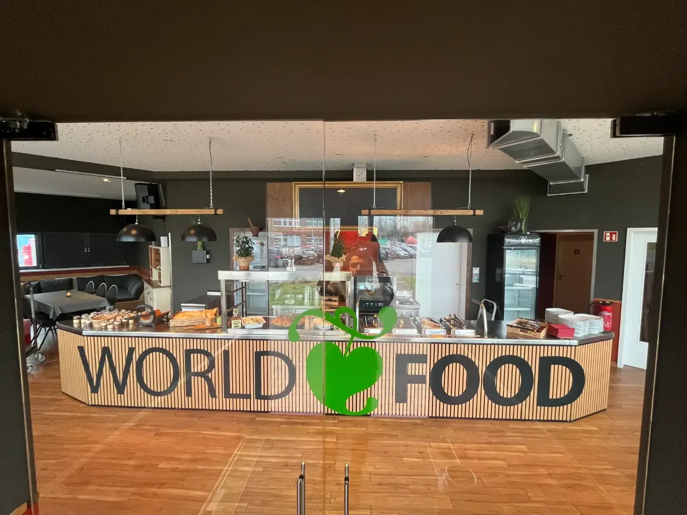 Ein Restaurant mit einem Schild mit der Aufschrift „World Food“