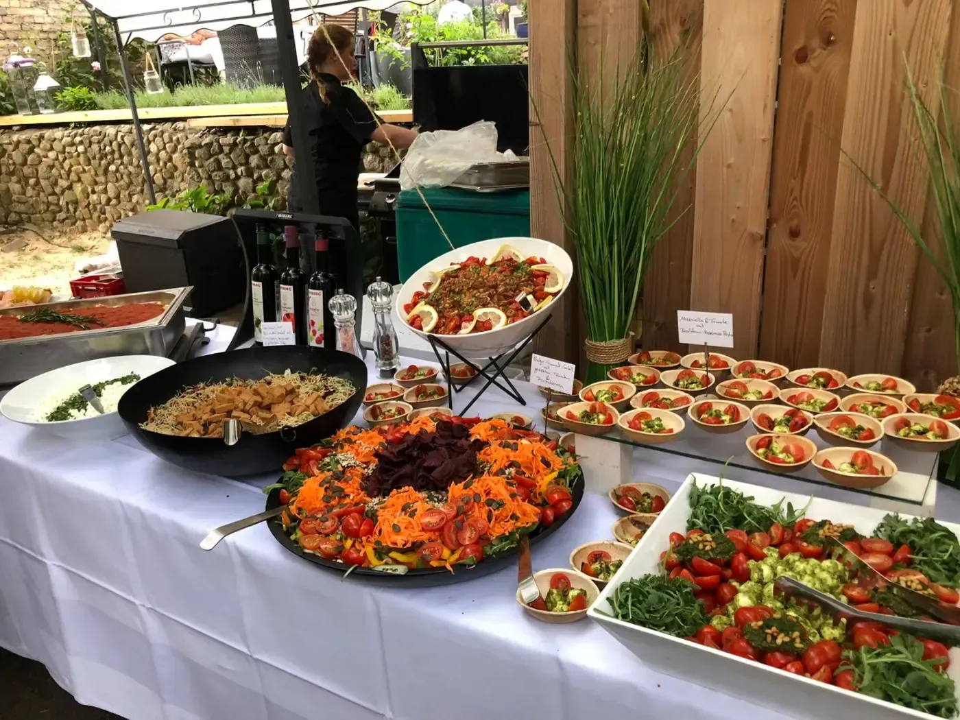 Es gibt viele verschiedene Arten von Essen auf dem Tisch.