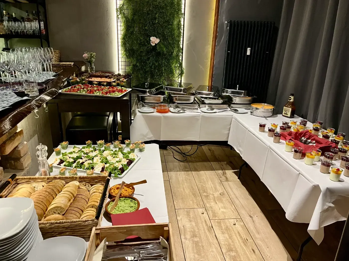 Ein Buffettisch mit viel Essen in einem Restaurant.