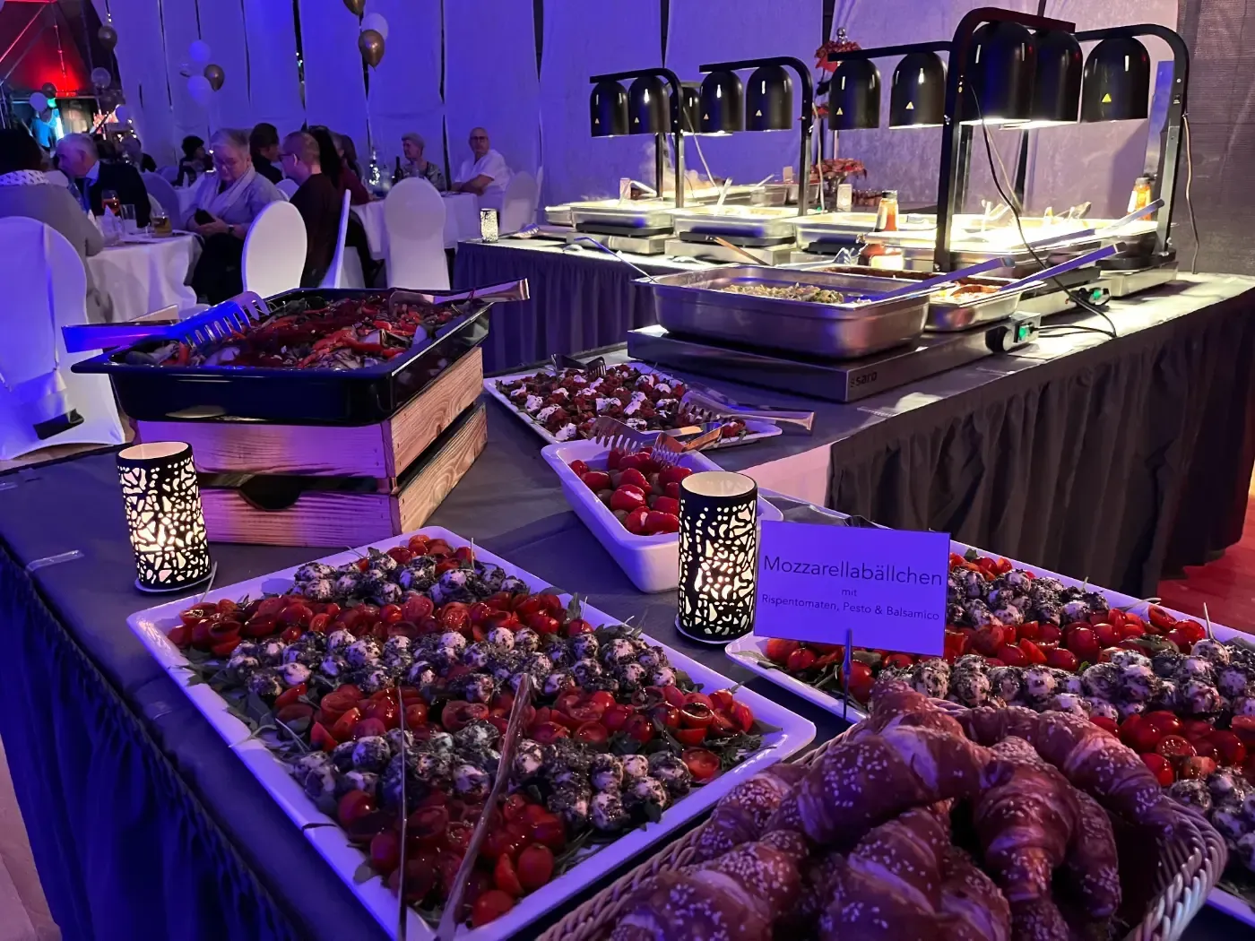 Ein Buffettisch mit einer Auswahl an Speisen.