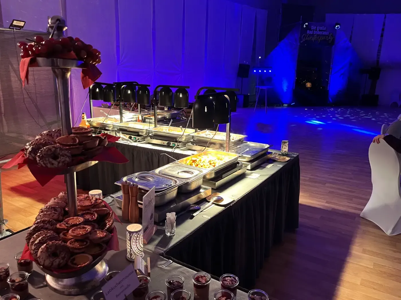 Es gibt einen Buffettisch mit viel Essen darauf.