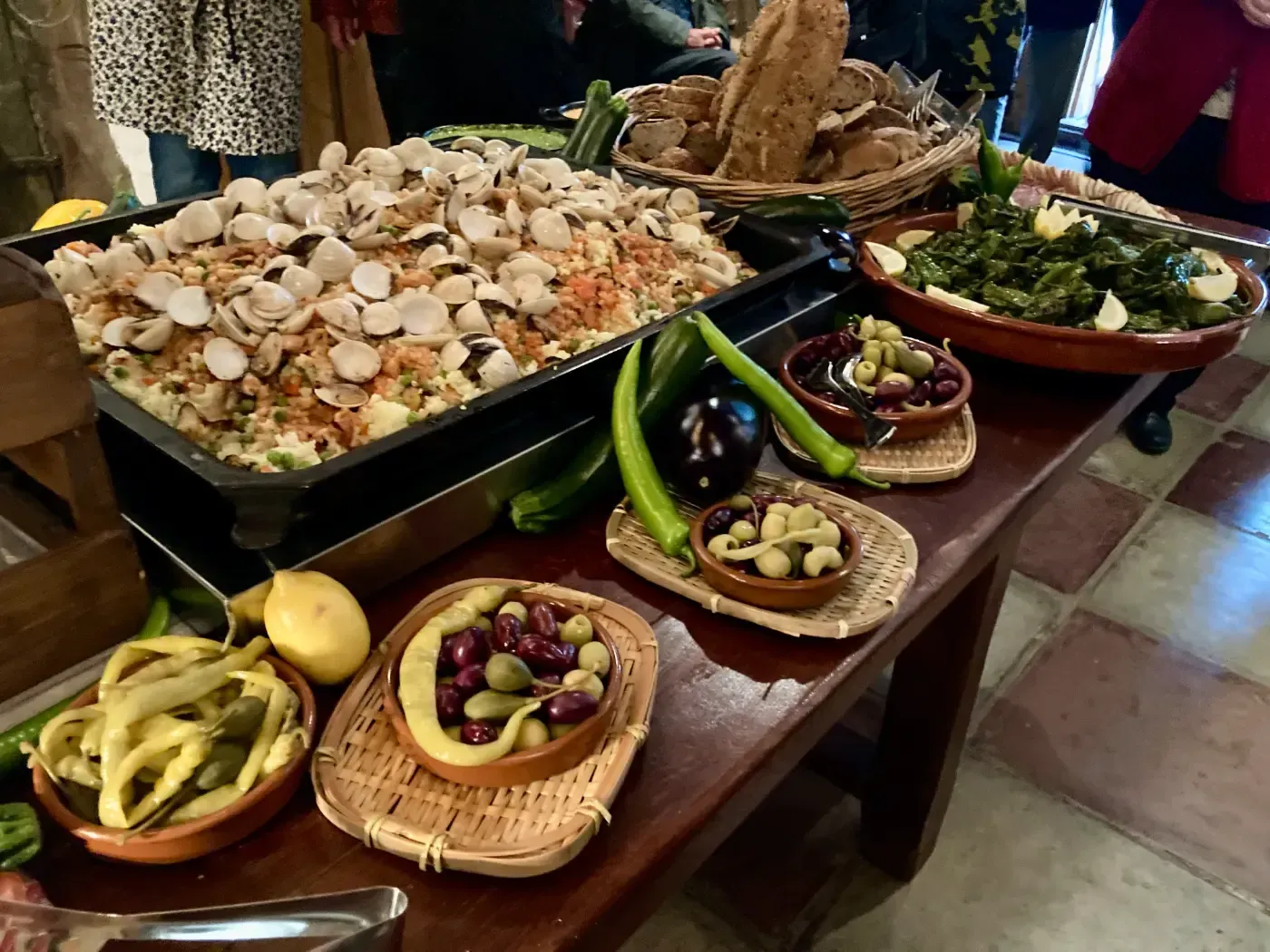 Ein Tisch mit Tellern voller Essen und Schüsseln mit Gemüse.