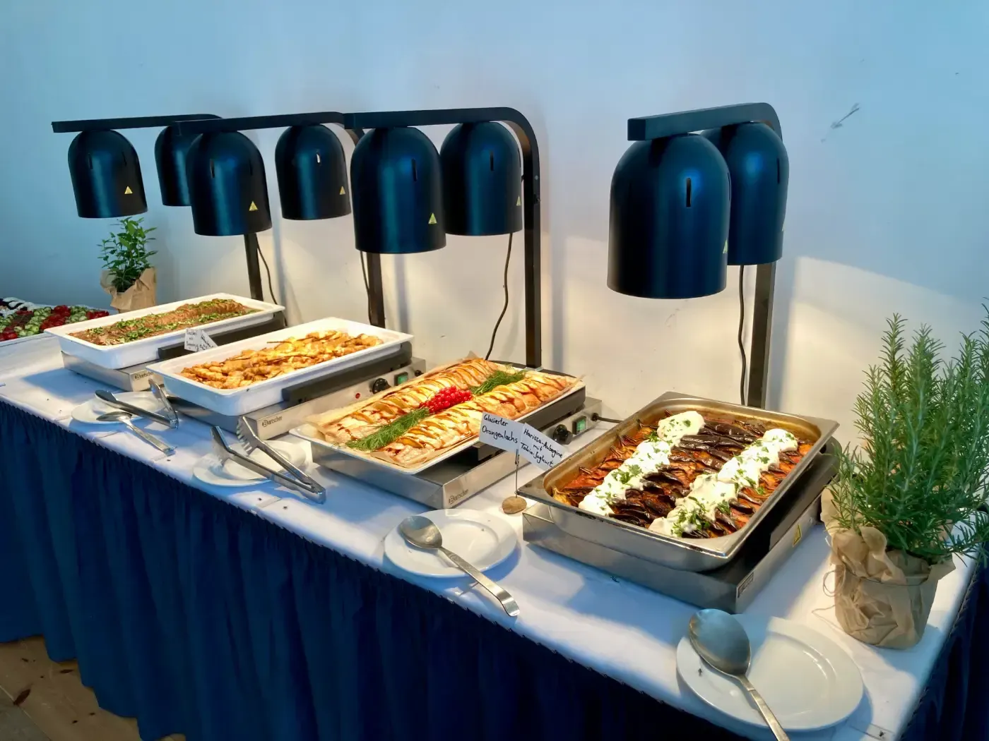 Ein Buffet-Tisch mit einer Auswahl an Speisen darauf