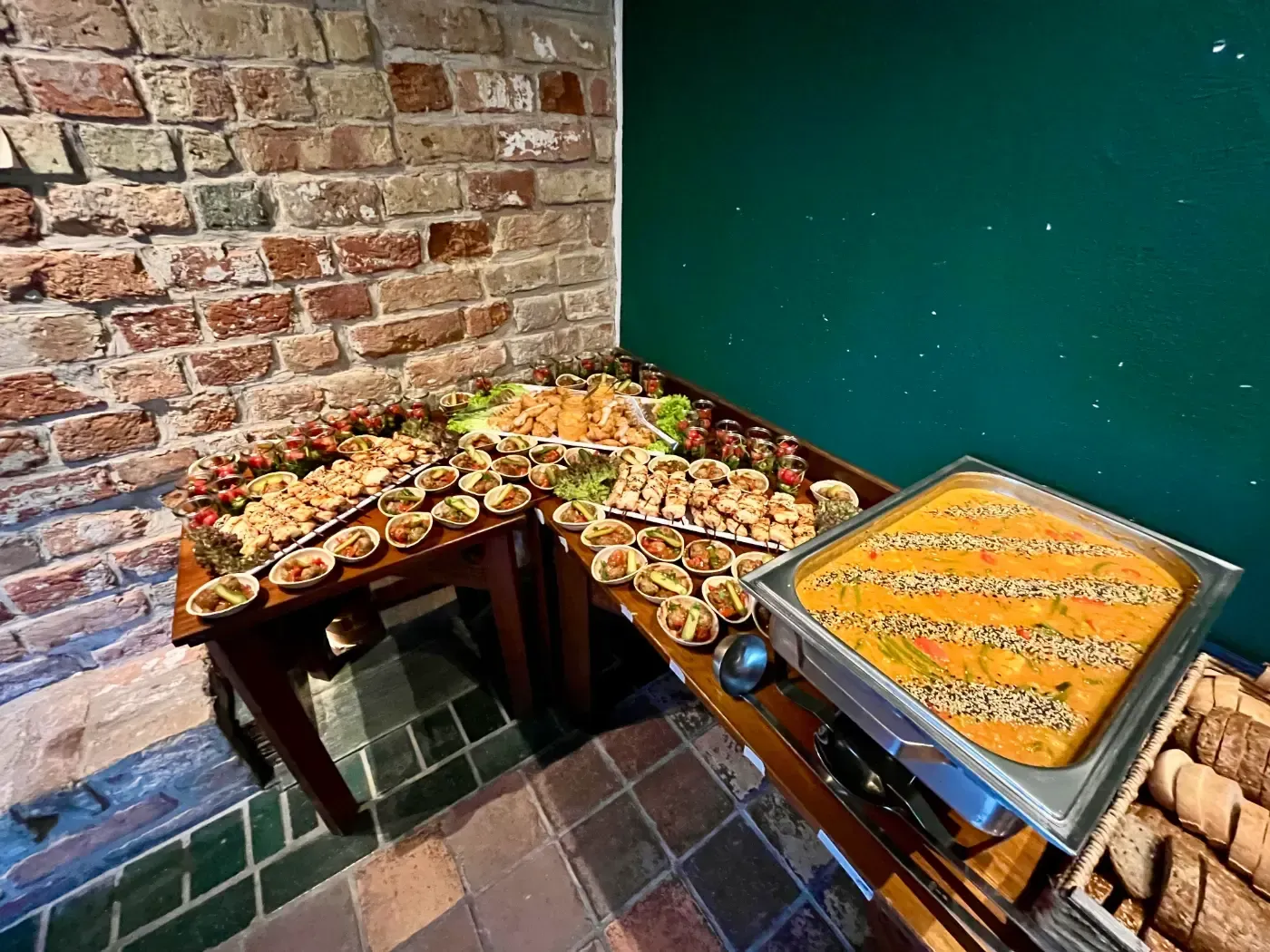 Es gibt einen Buffettisch mit viel Essen darauf.