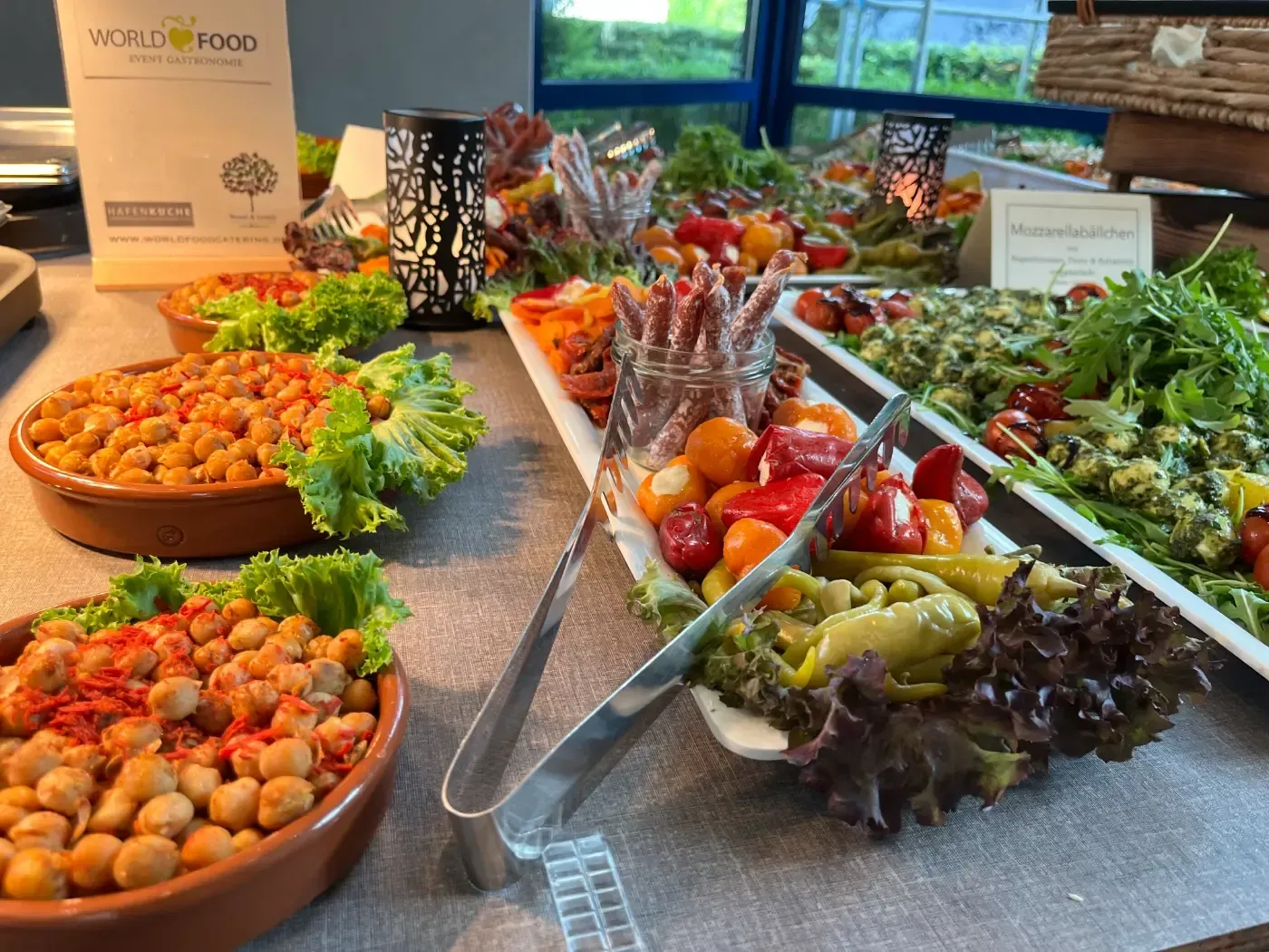 Ein Buffet mit verschiedenen Gemüsesorten und Kichererbsen