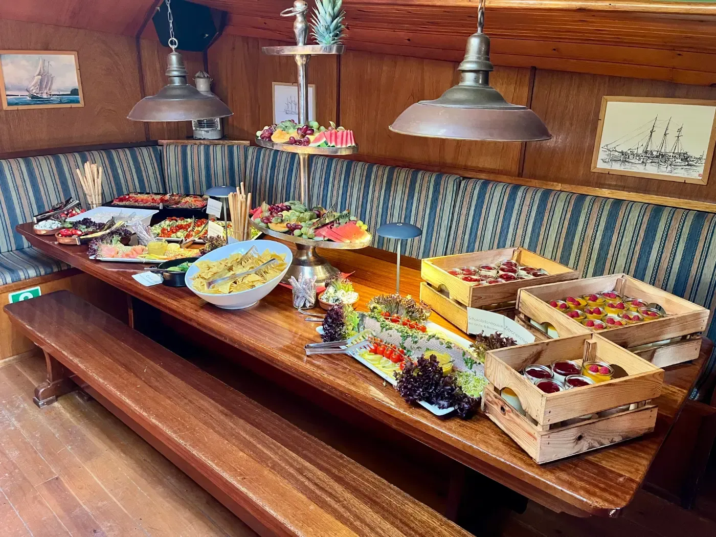 Ein langer Holztisch mit viel Essen darauf.