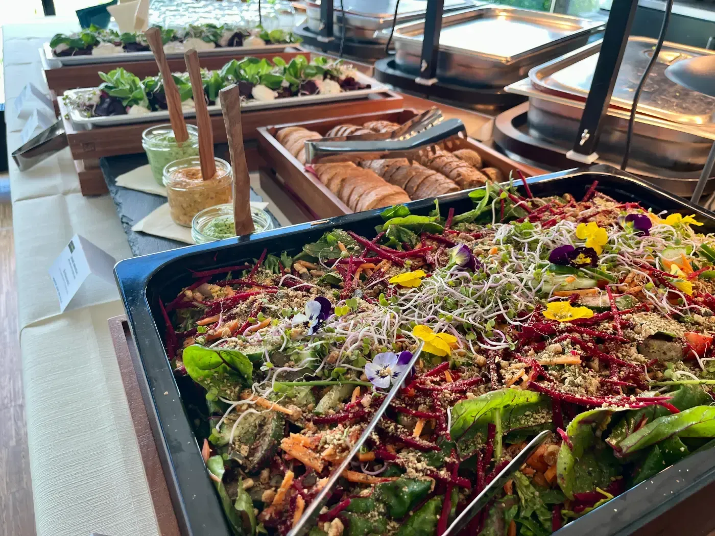 Ein Buffet mit verschiedenen Salaten und Sandwiches.