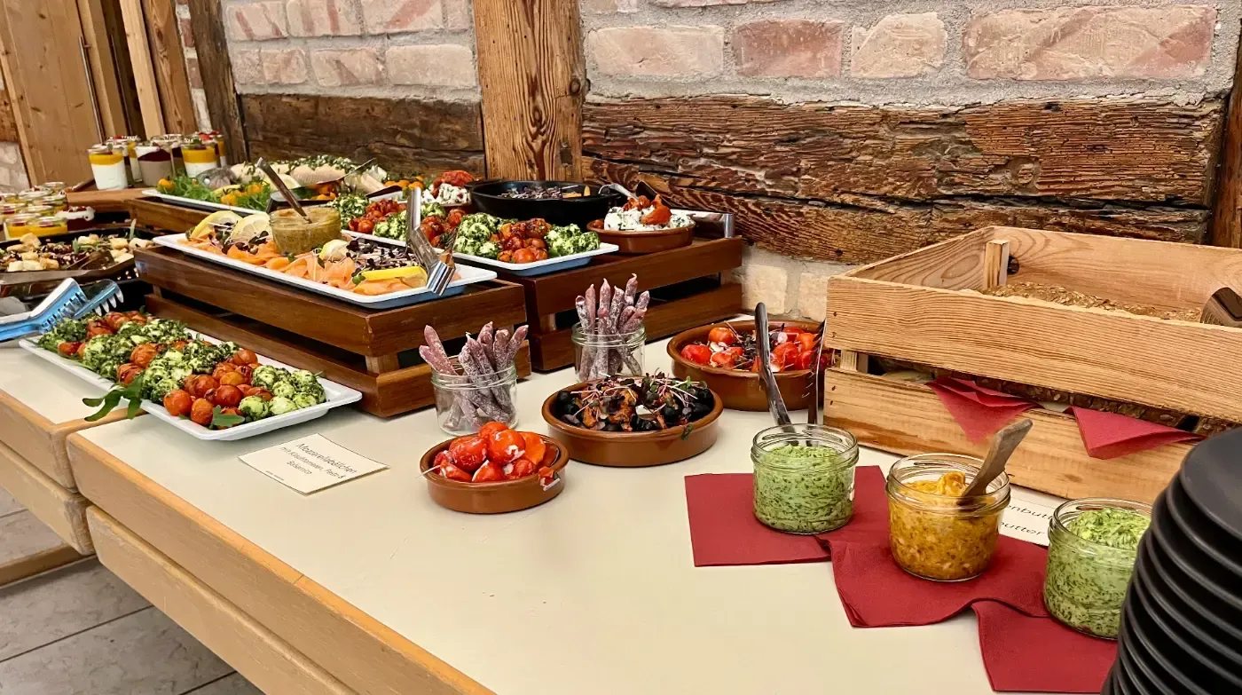 Es gibt viele verschiedene Arten von Essen auf dem Tisch.