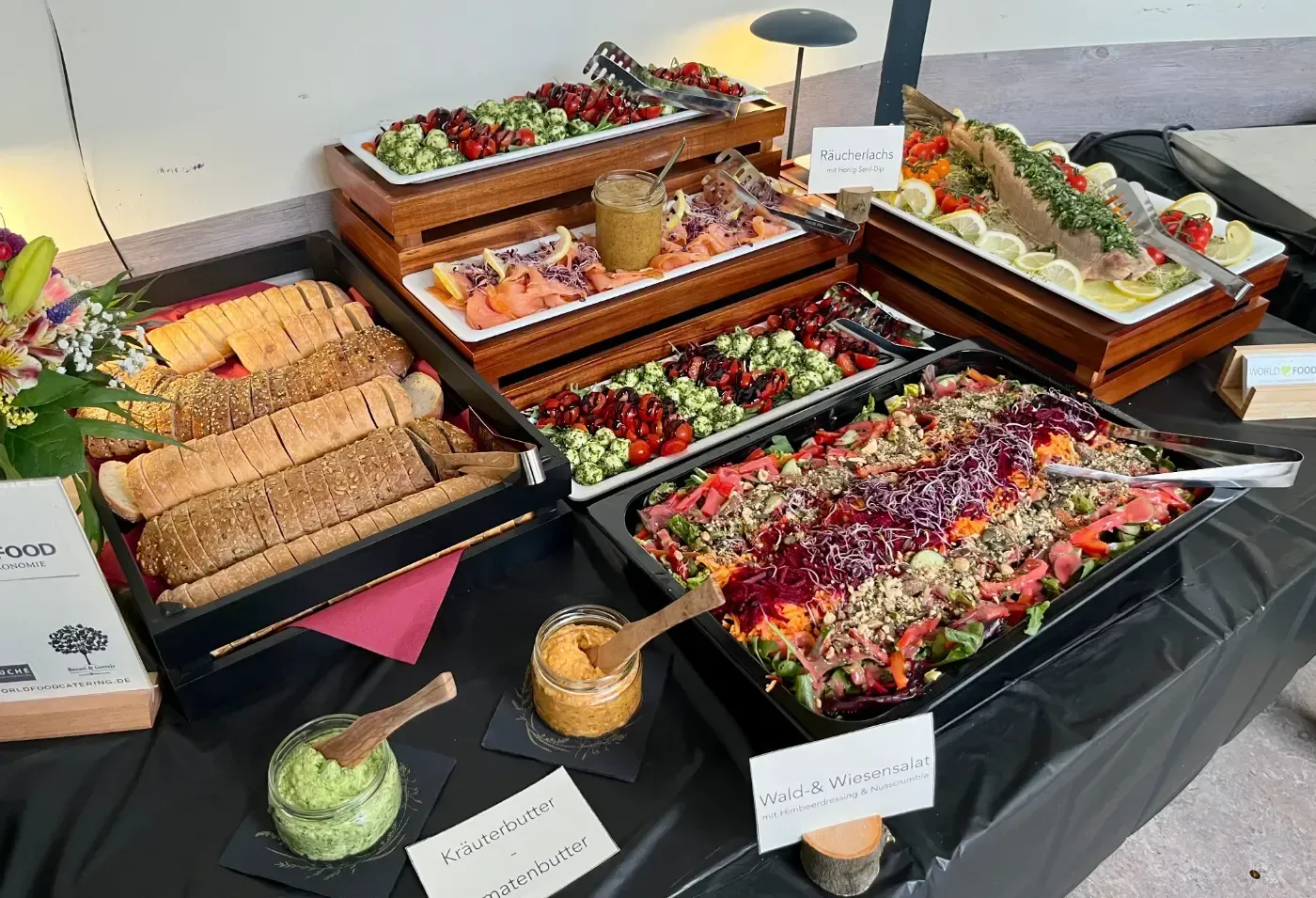 Es gibt viele verschiedene Arten von Essen auf dem Tisch.