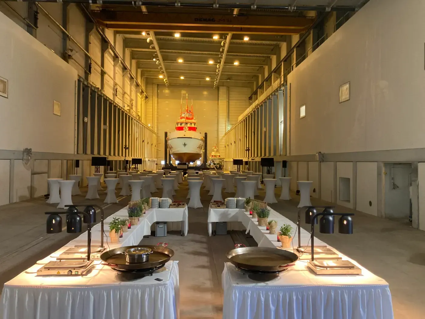 Ein großer Raum mit Tischen und Schüsseln darin.