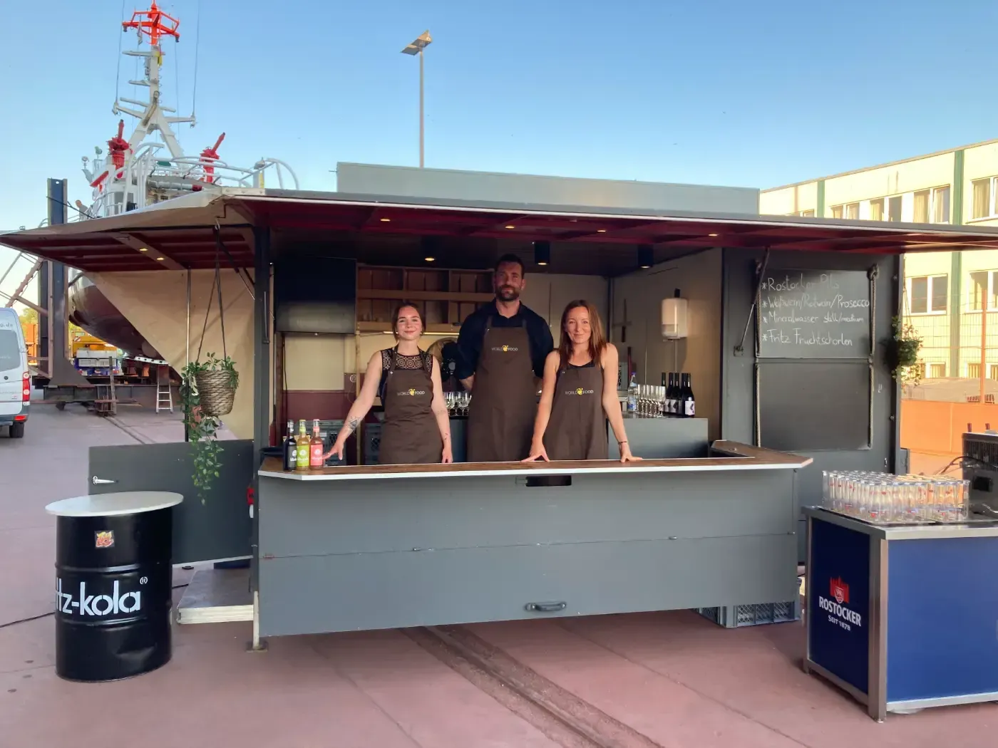 Eine Gruppe von Menschen steht vor einem Imbisswagen.