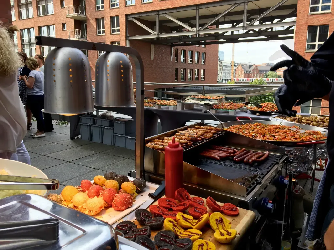 Ein Buffet-Tisch mit viel Essen darauf