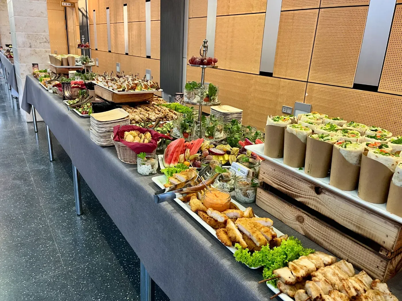 Ein langer Tisch mit einer Auswahl an Speisen darauf.