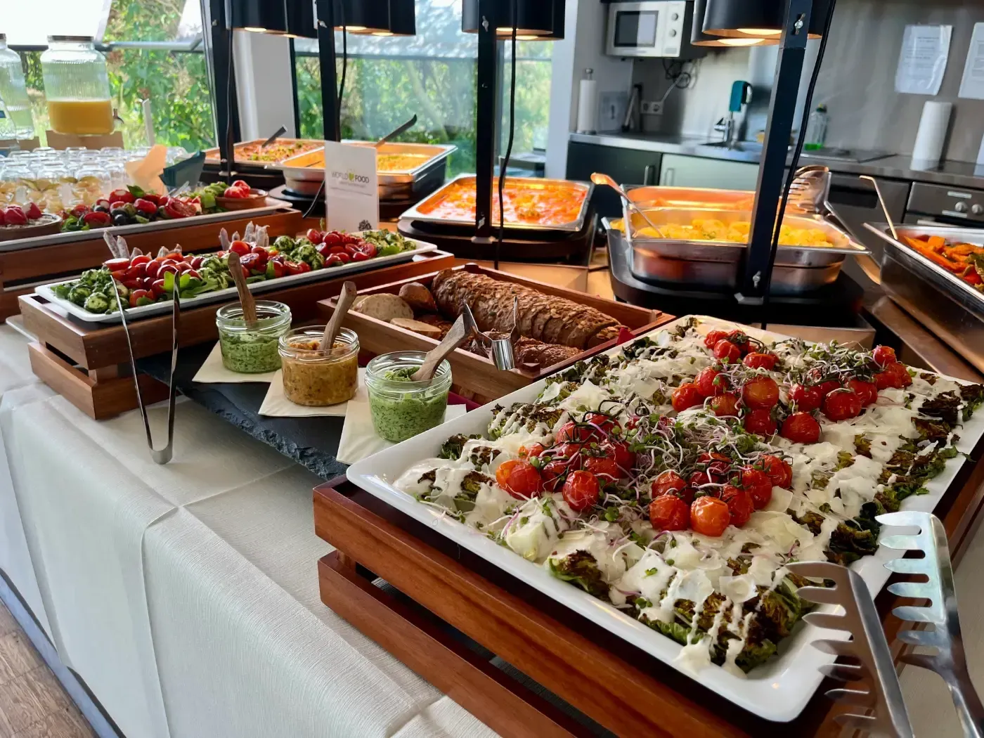 Ein Buffettisch mit viel Essen darauf.