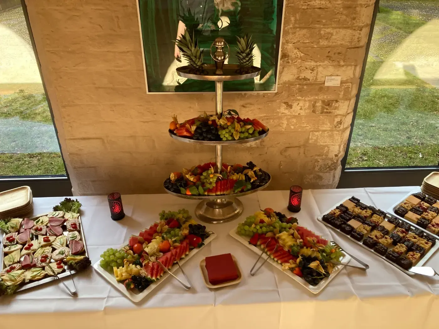 Ein Buffet-Tisch mit einer Auswahl an Speisen darauf