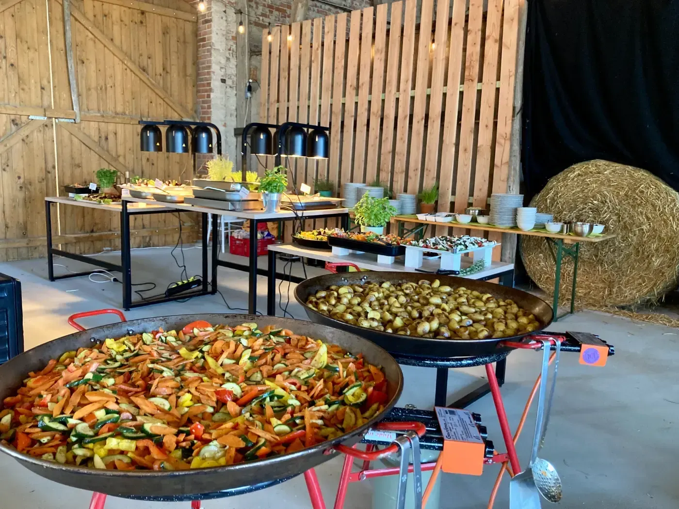 Zwei große Töpfe mit Essen stehen auf einem Tisch in einem Raum.