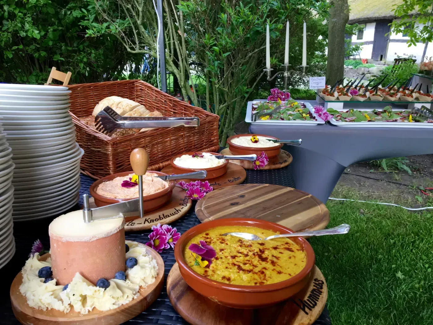 Ein Buffettisch mit einer Auswahl an Speisen.