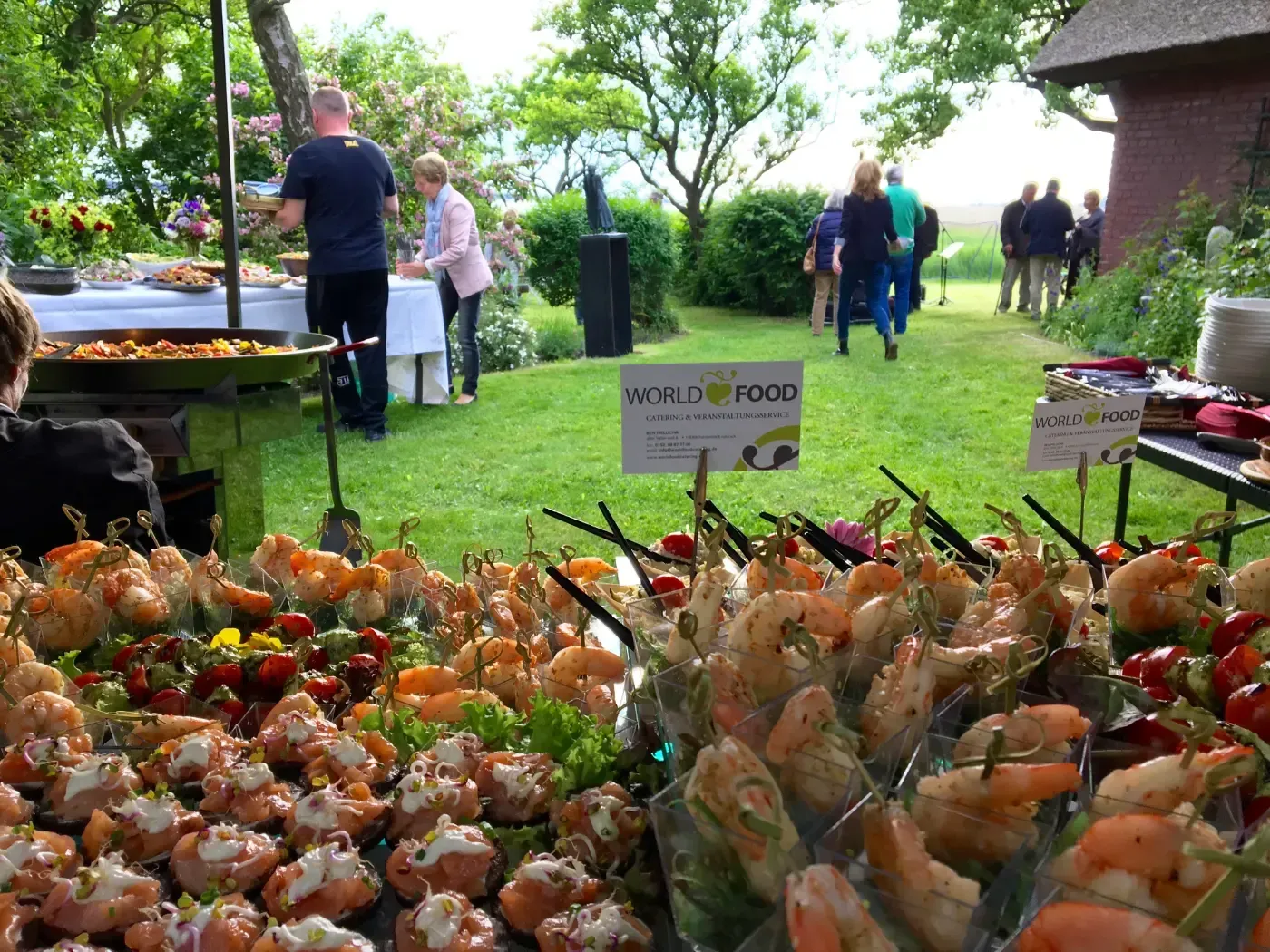 Ein Buffet-Tisch mit einem Schild mit der Aufschrift „Wählen Sie Ihr Essen“