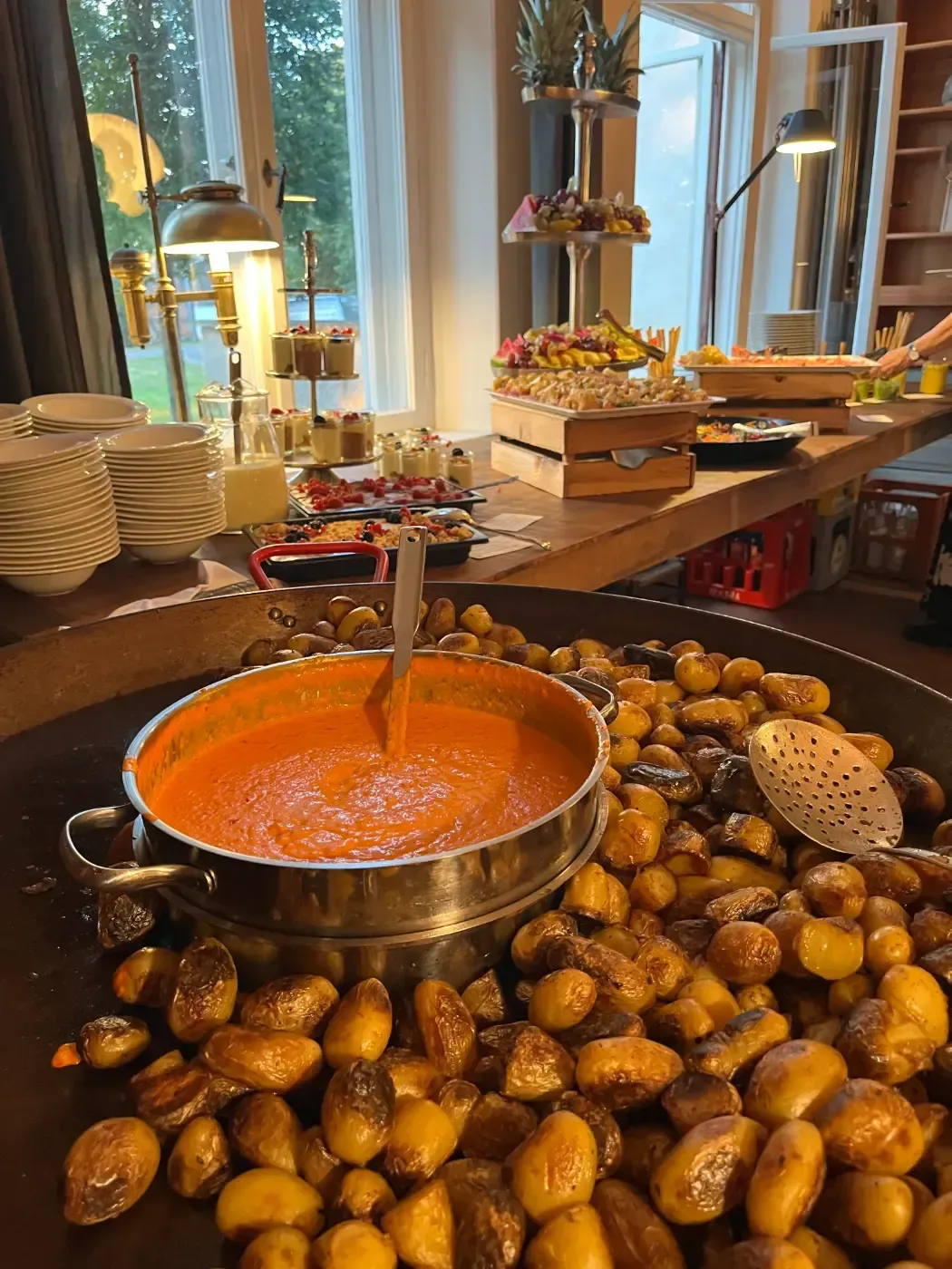 Auf dem Tisch steht ein Topf Suppe und Kartoffeln.