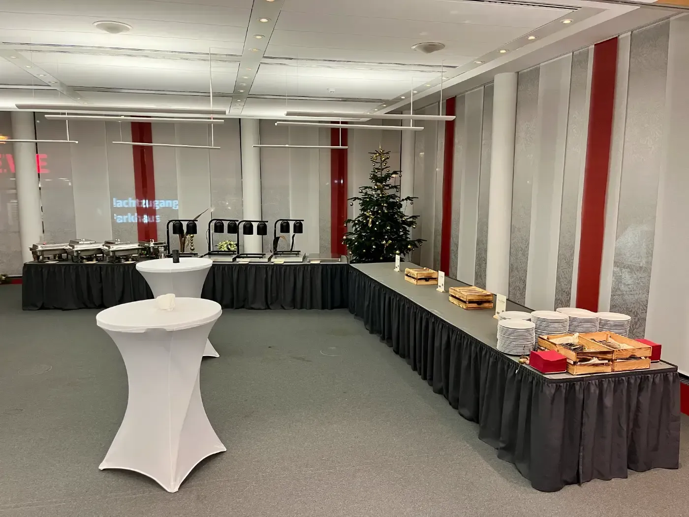 Ein Raum voller Tische und einem Buffettisch.