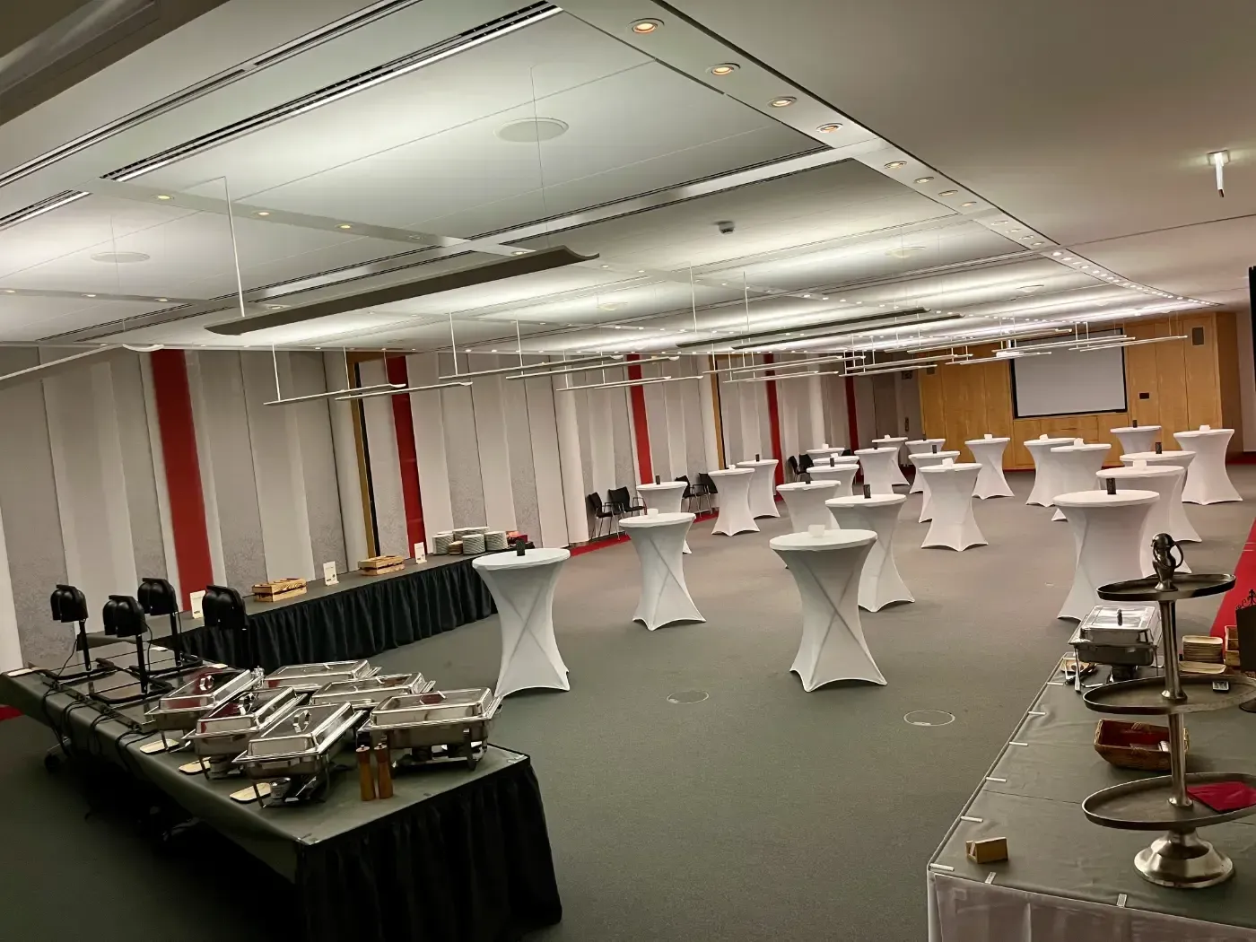 Ein großer Raum voller Tische und Buffets.
