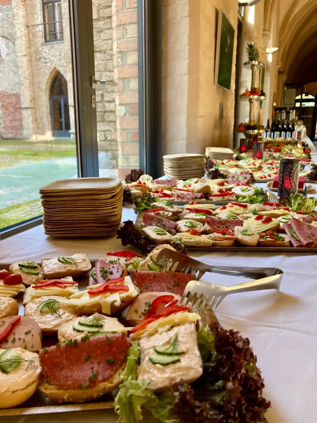 Ein Buffet-Tisch mit viel Essen darauf