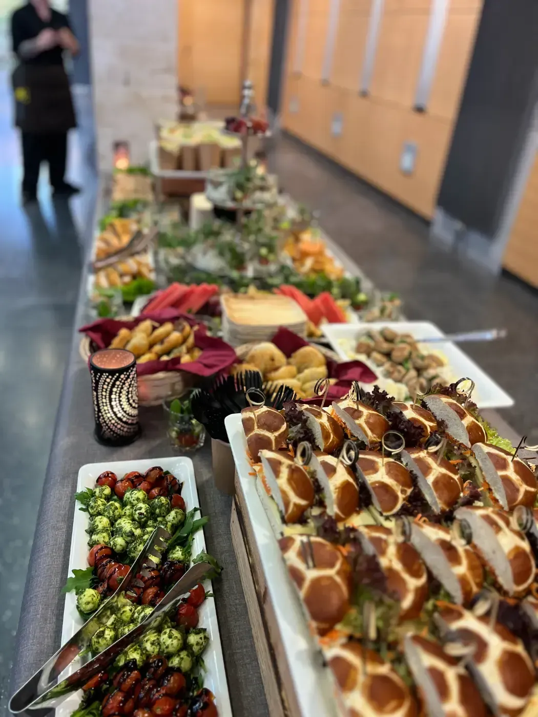 Ein langer Buffettisch mit viel Essen.