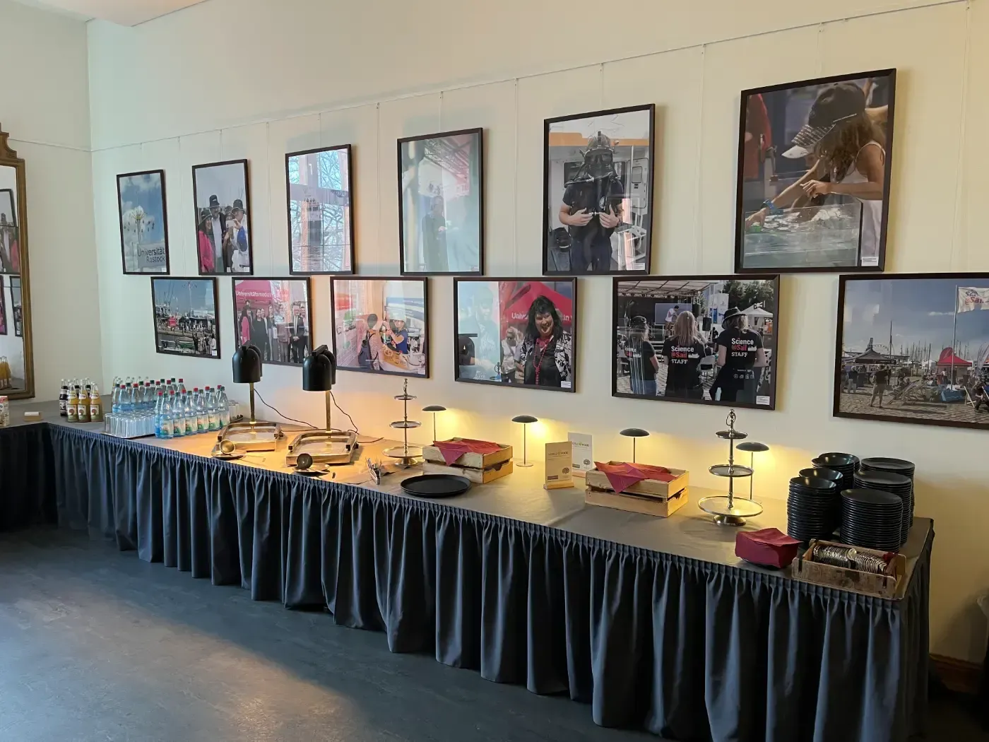 Ein langer Buffettisch mit Bildern an der Wand dahinter