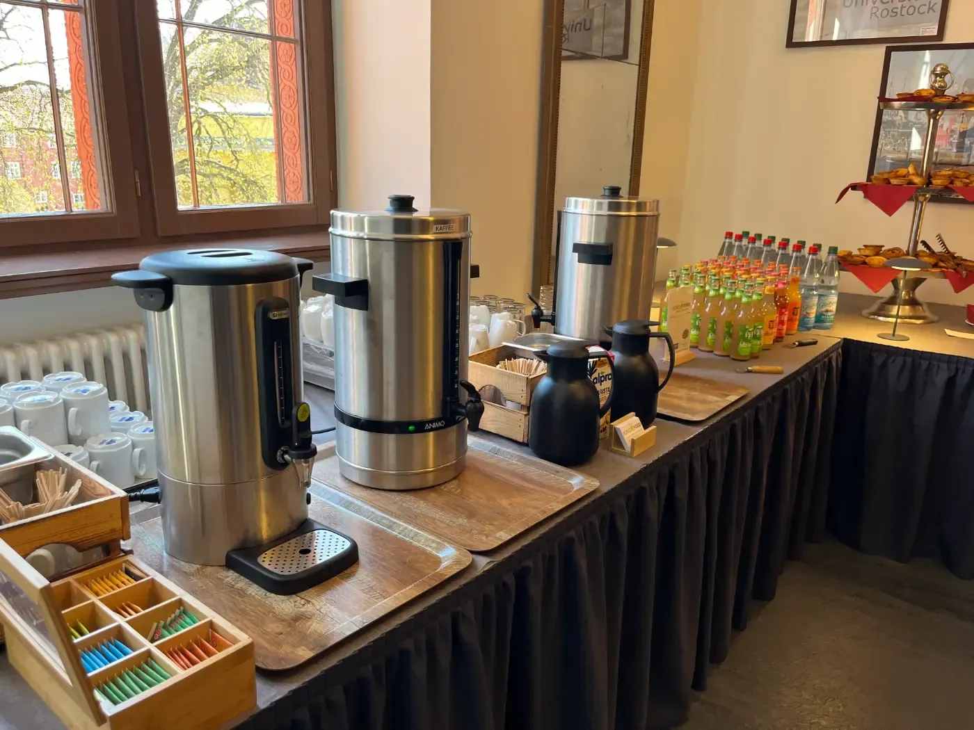 Ein Buffettisch mit vielen Speisen und Getränken.