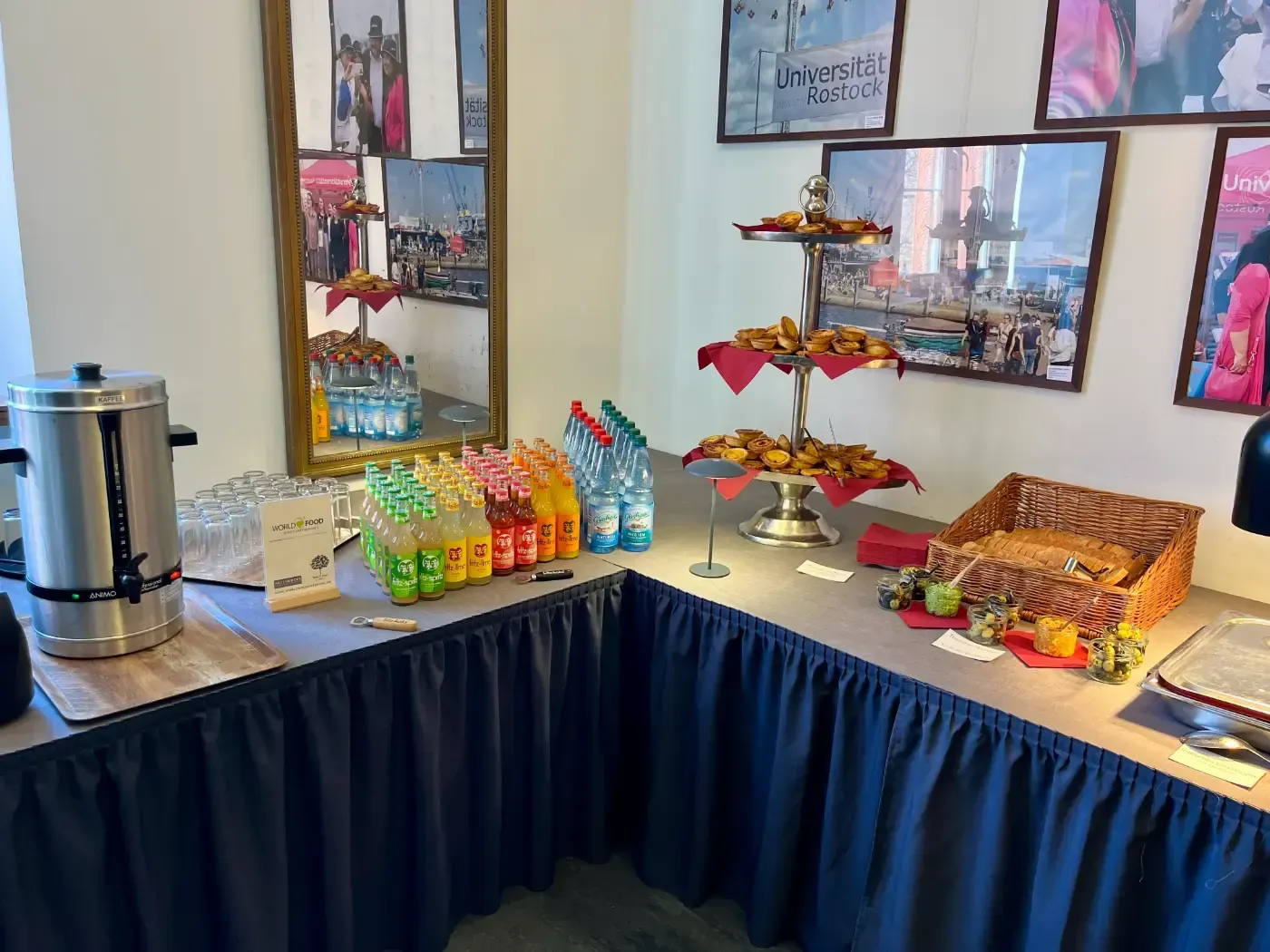 Ein Buffettisch mit vielen Speisen und Getränken.