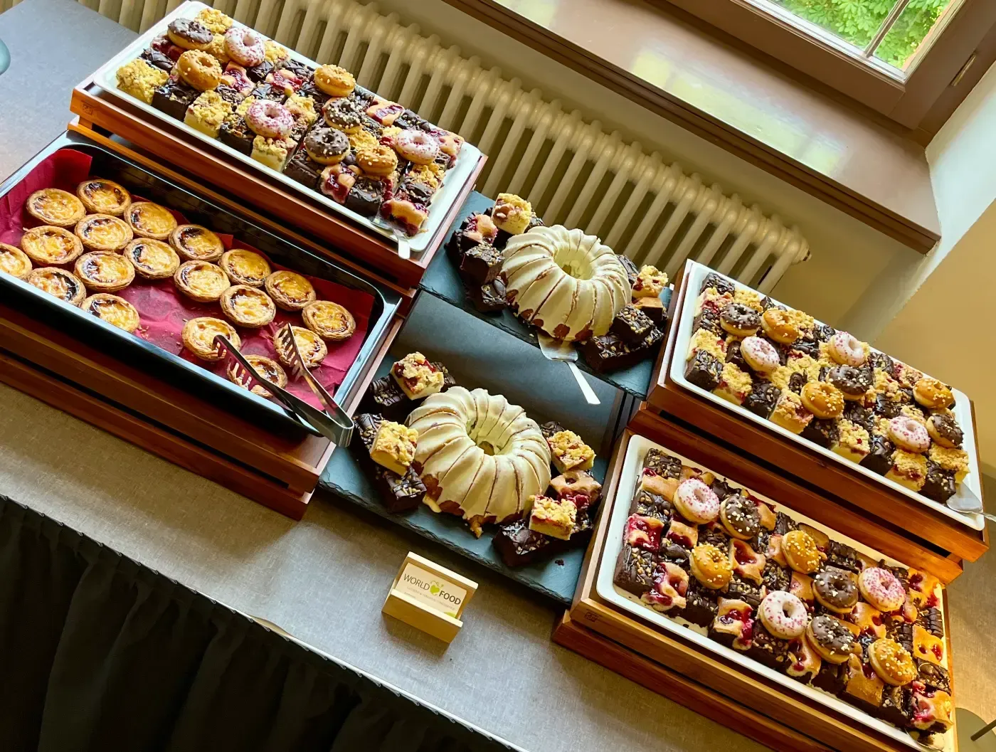 Ein Tisch mit vielen Tabletts voller Essen darauf