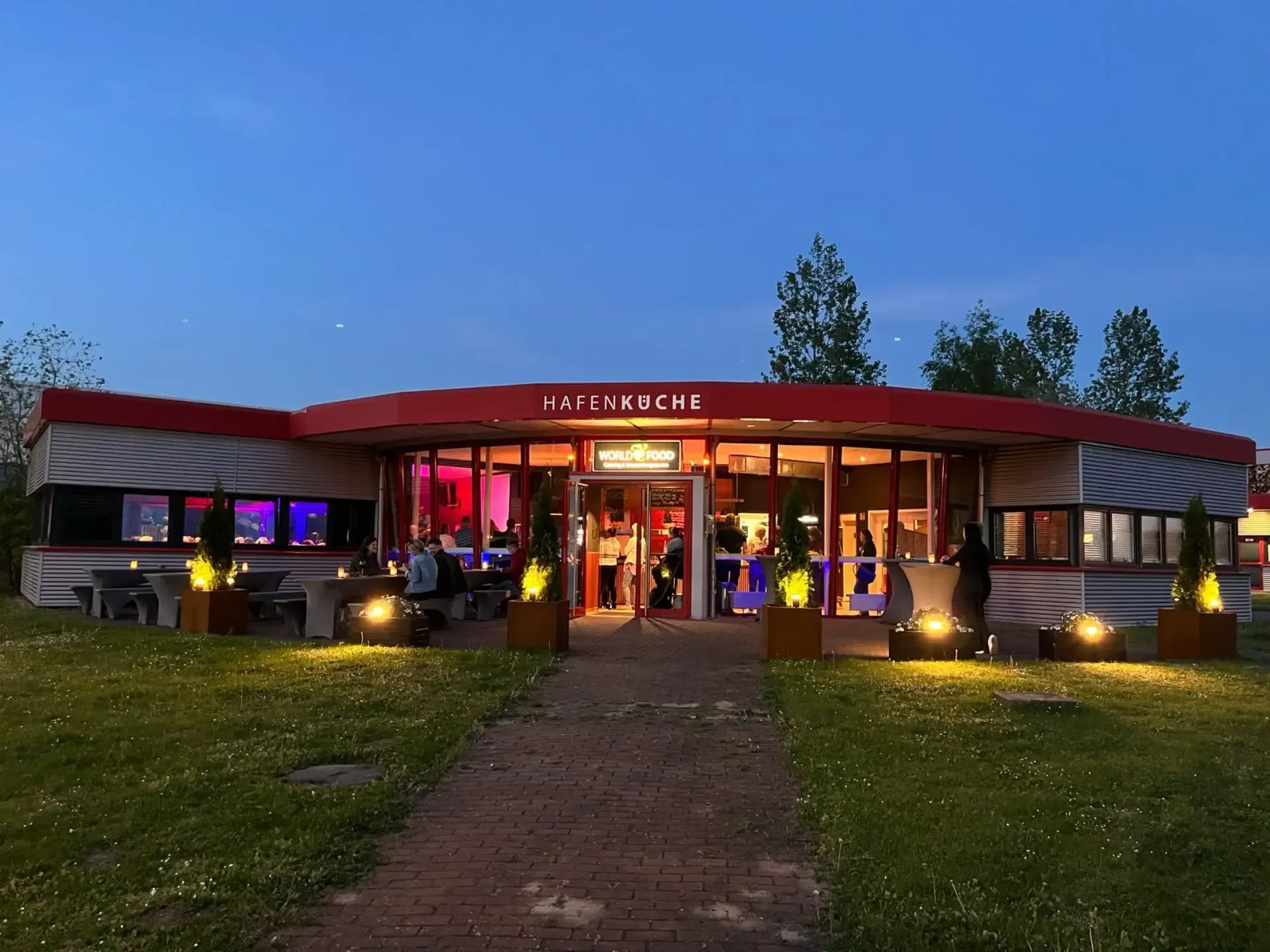 Ein Restaurant mit rotem Dach ist nachts beleuchtet