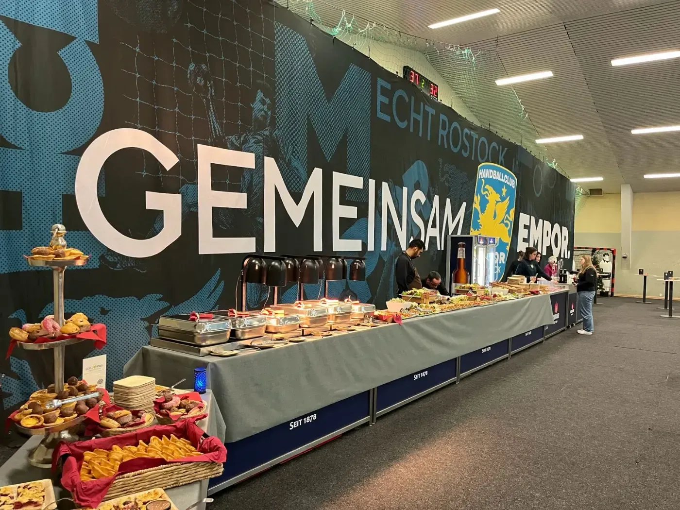 Eine große Wand mit dem Wort „gemeinsam“ darauf