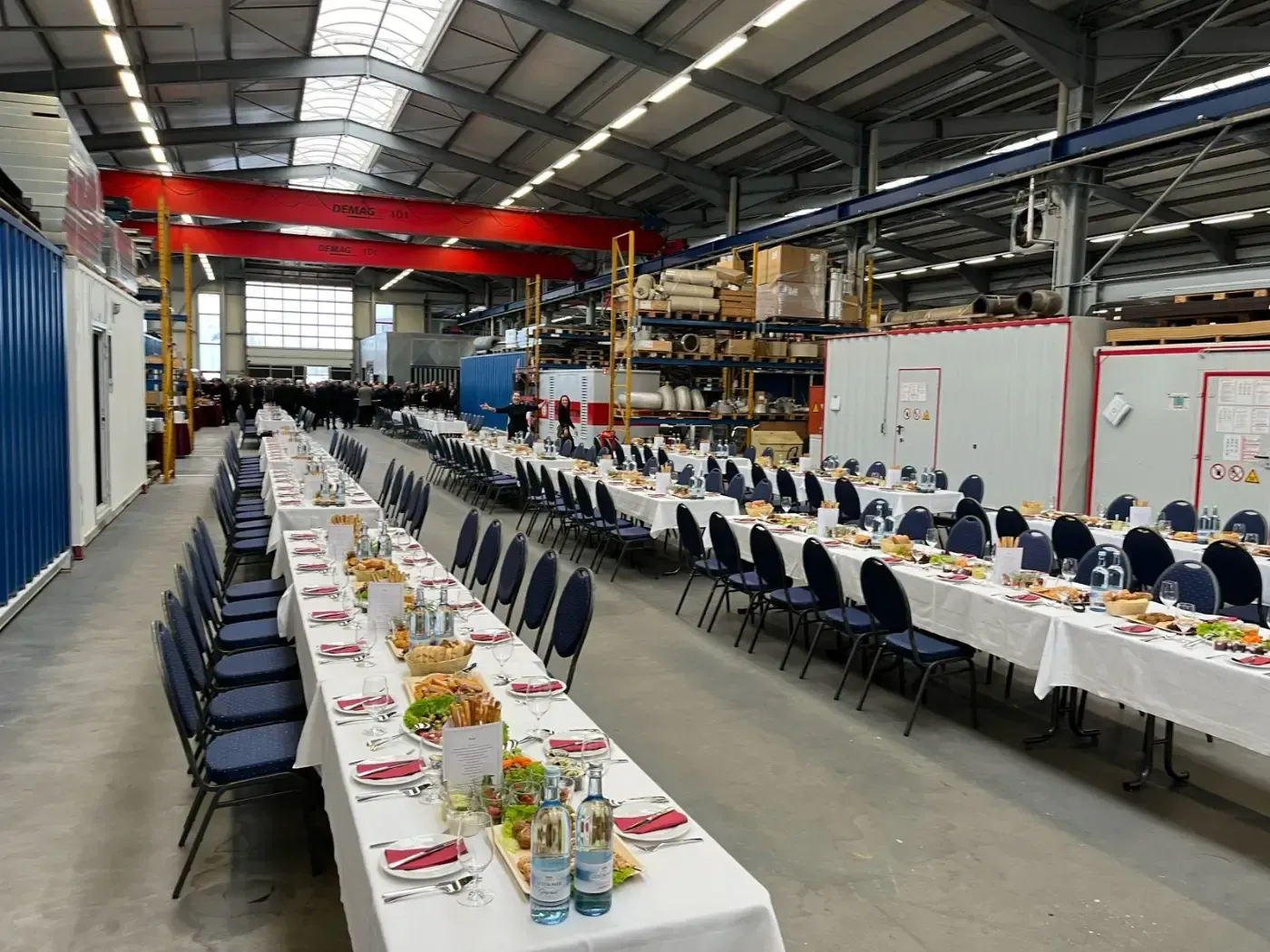 Ein großer Raum mit vielen Tischen und Stühlen