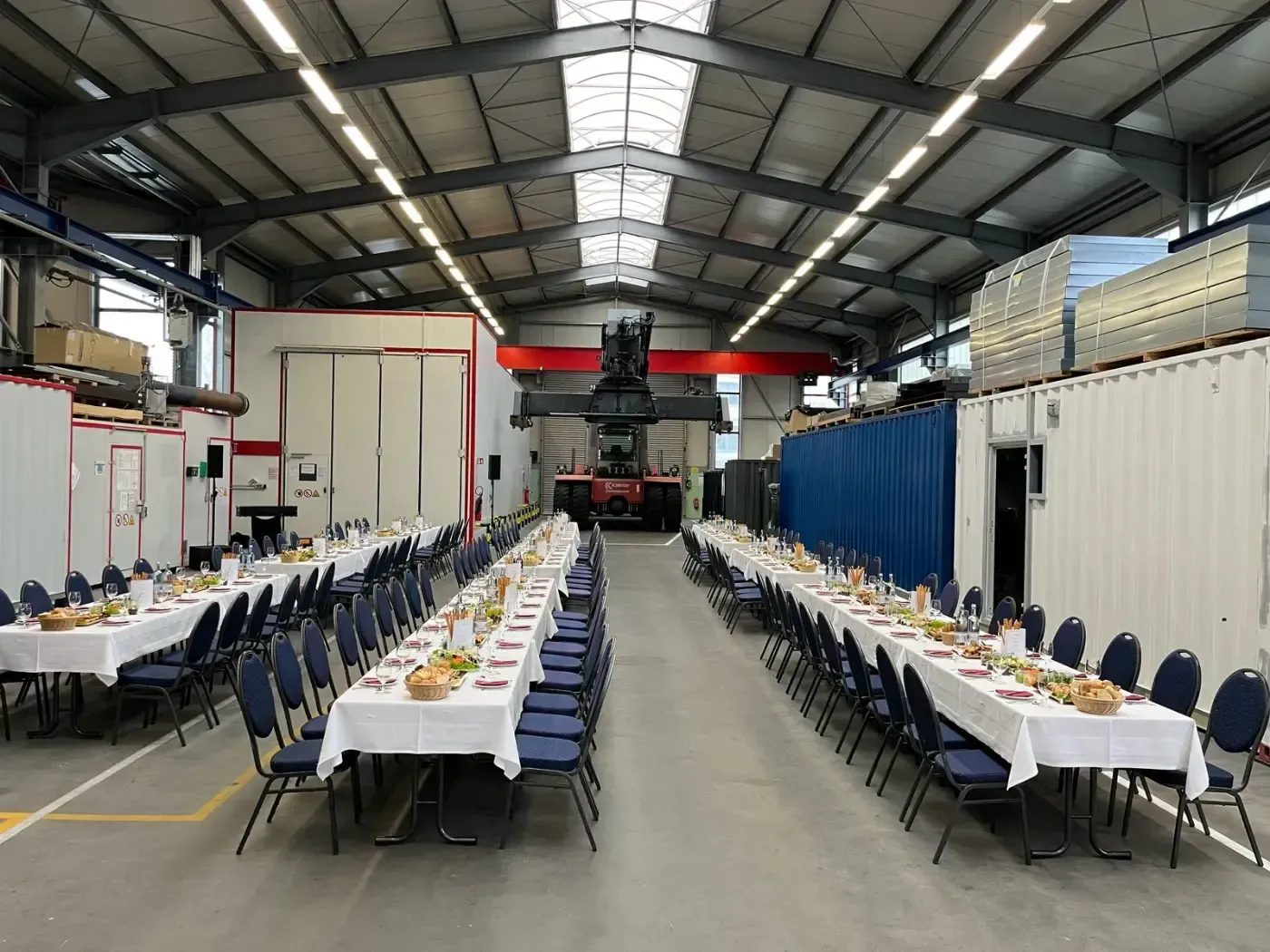 Ein großes Lagerhaus mit Tischen und Stühlen für eine Party