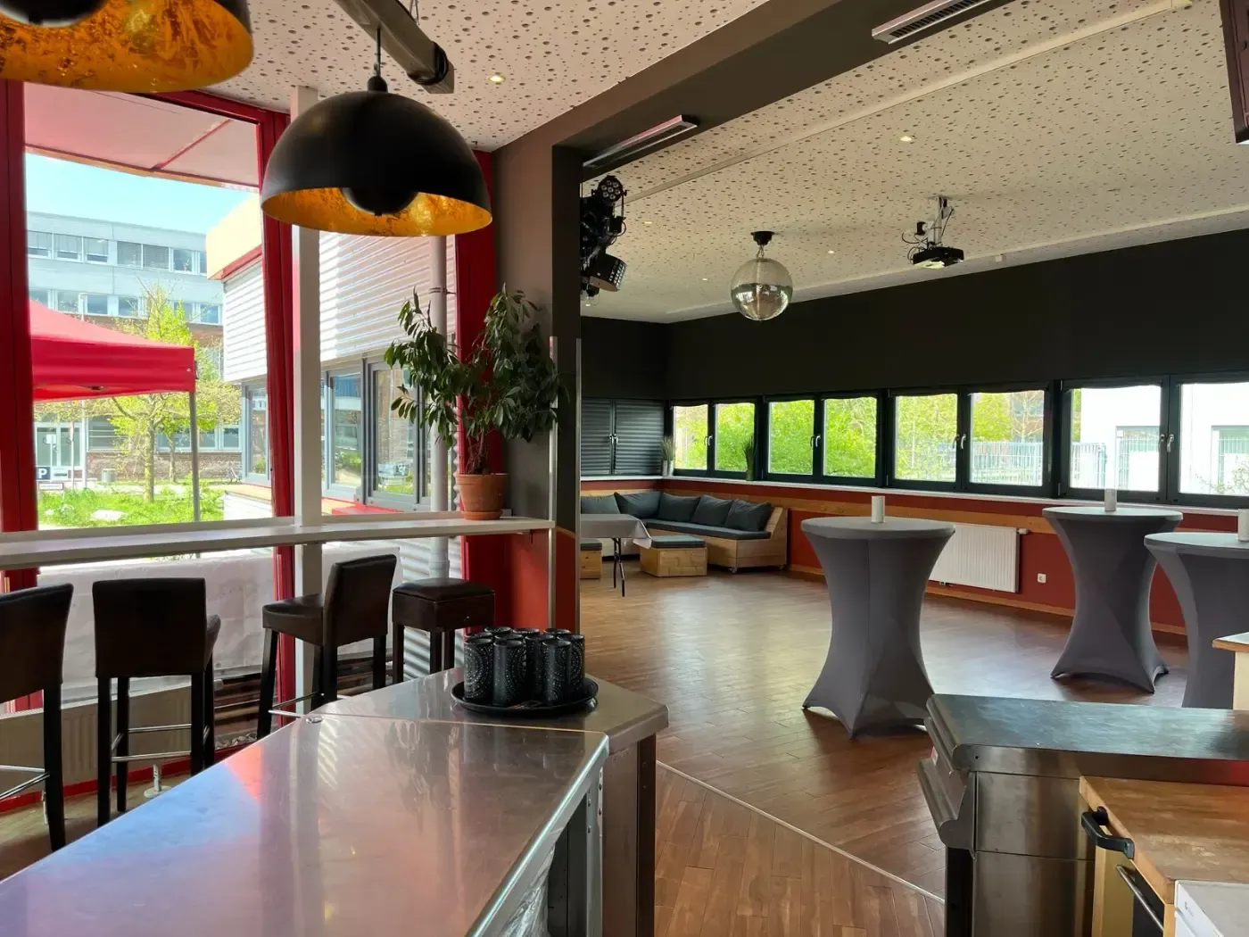 Ein großer Raum mit Tischen und Stühlen.