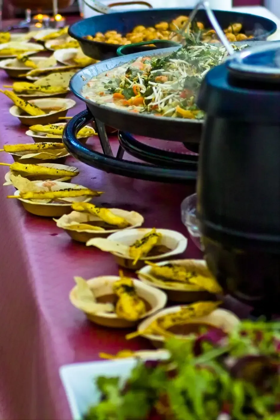 Ein Buffettisch mit viel Essen darauf.