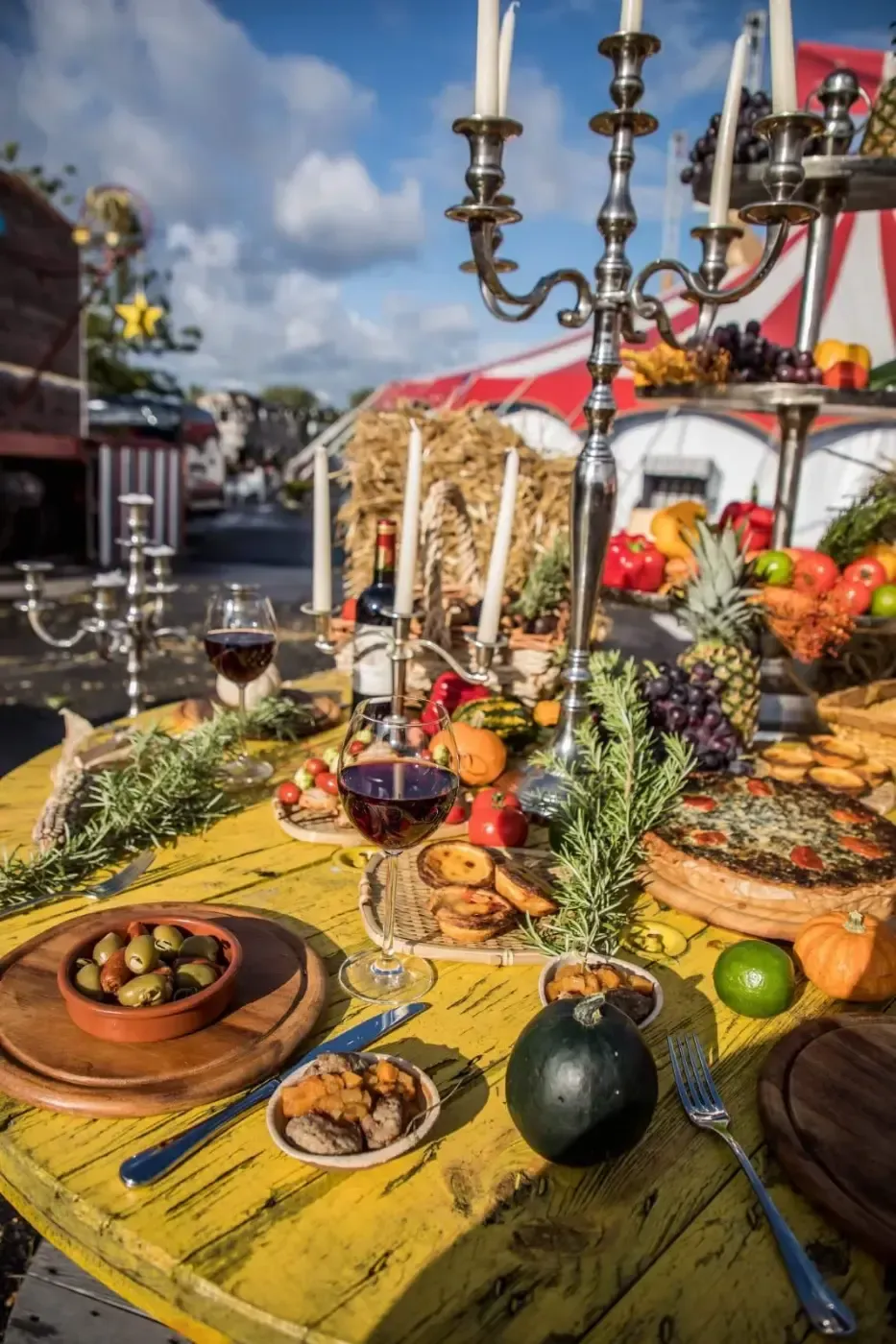 Ein Tisch mit viel Essen und Kerzen darauf