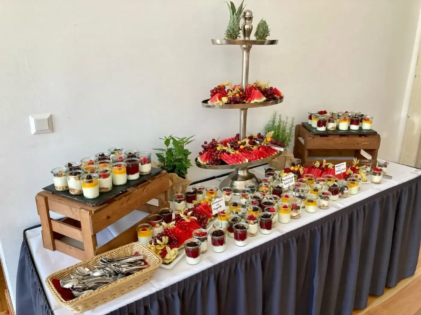 Ein Tisch mit vielen Desserts darauf