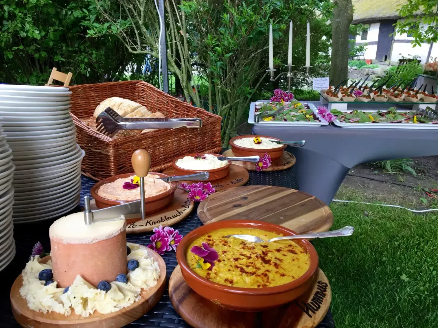 Ein Buffet-Tisch mit einer Auswahl an Speisen darauf