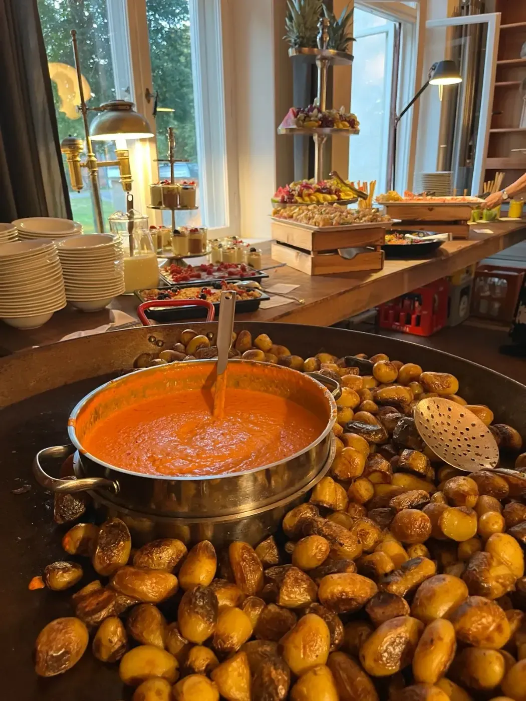 Auf dem Tisch steht ein Topf mit Soße und Kartoffeln.