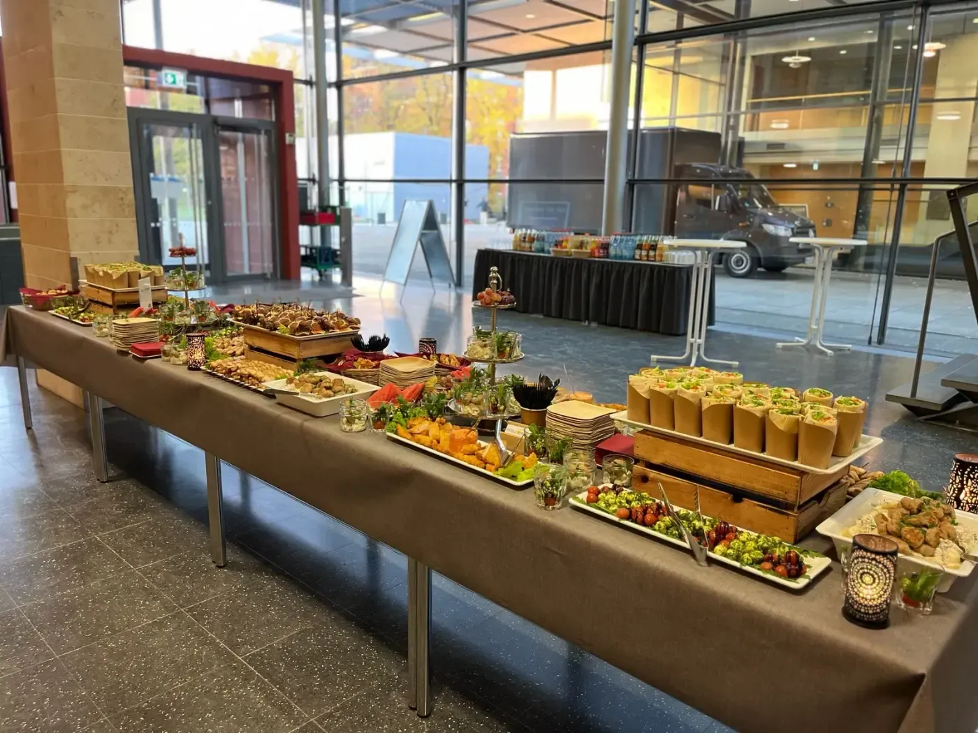 Ein langer Tisch mit viel Essen darauf